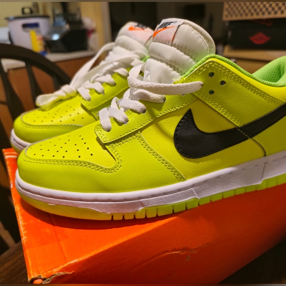 NIKE DUNK LOW SE " SPLASH VOLT GLOW IN DARK" - Picture 9 of 11